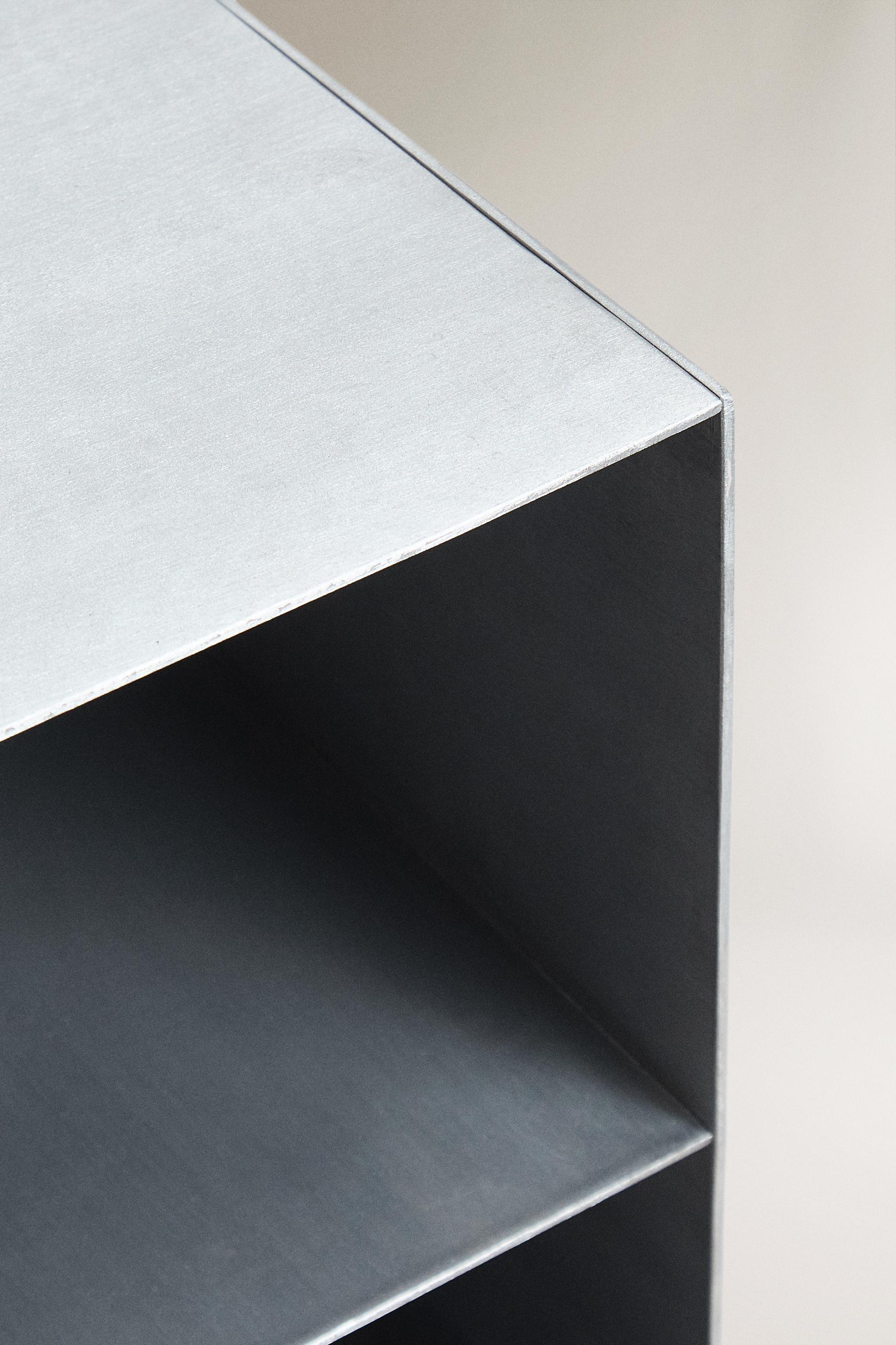 ALUMINUM STORAGE UNIT WITH WHEELS